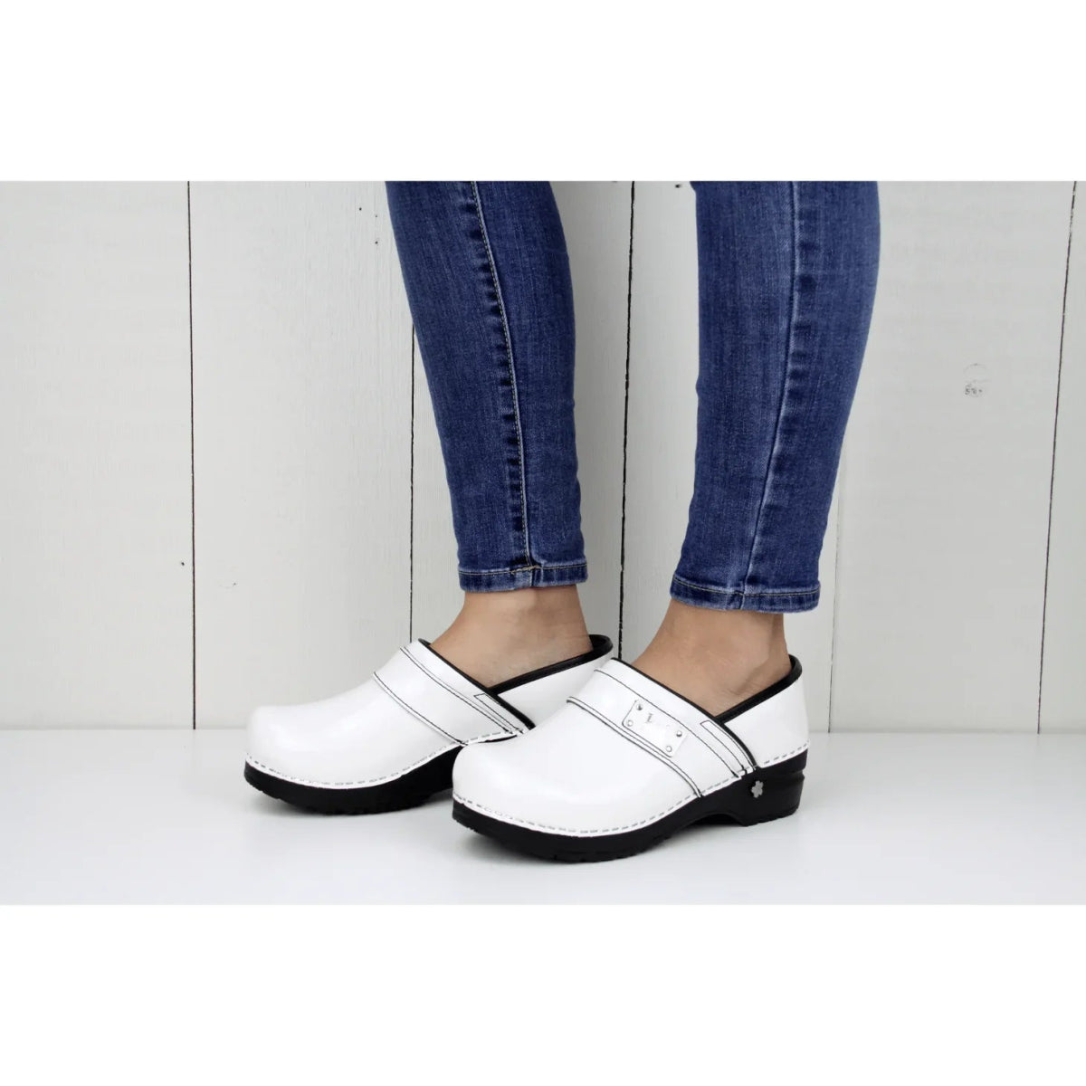 SANITA LINDSEY WOMEN CLOG IN WHITE - TLW Shoes