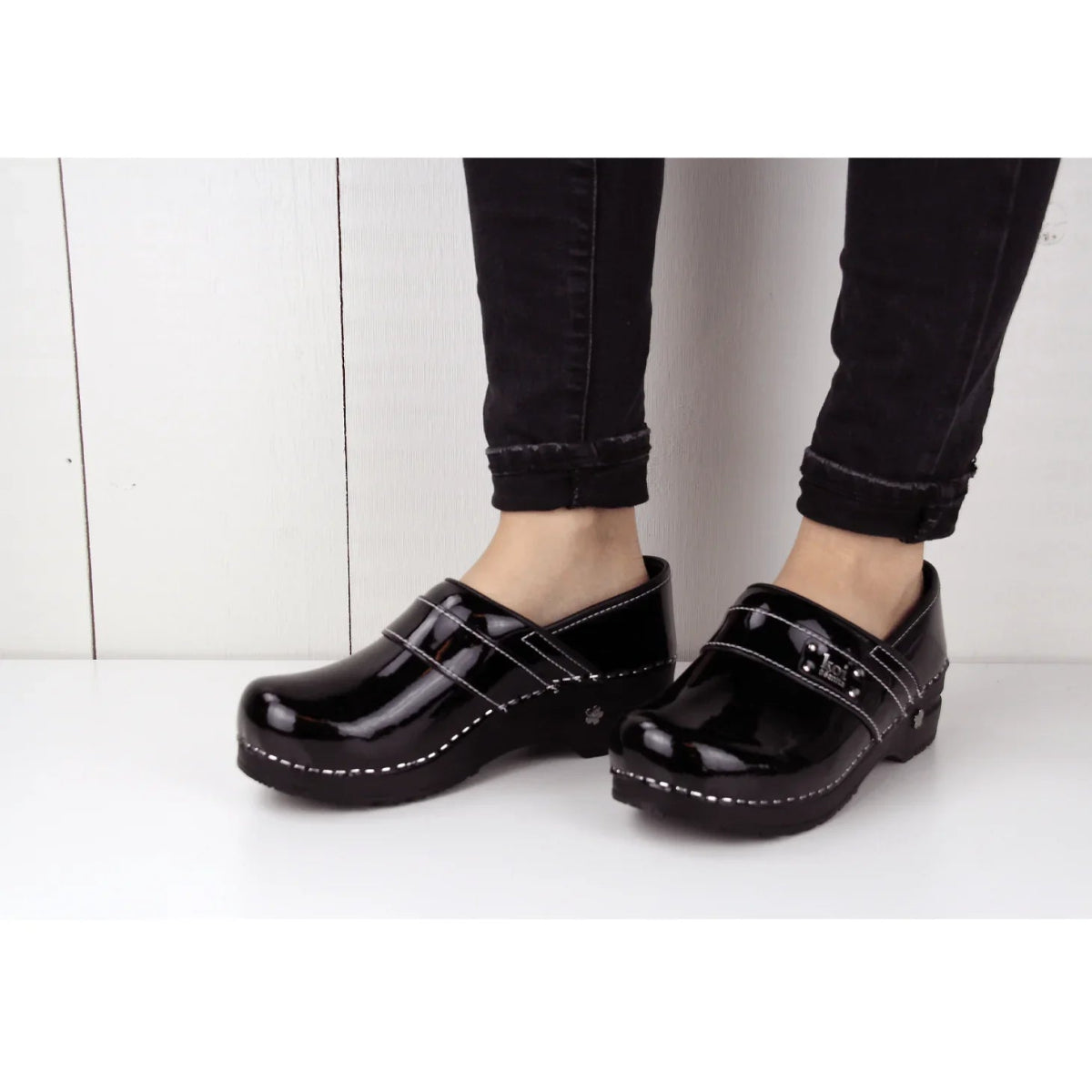 SANITA LINDSEY WOMEN CLOG IN BLACK - TLW Shoes